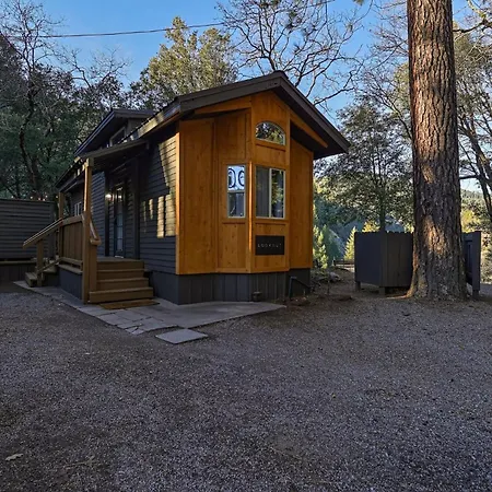 Cave Springs Resort Dunsmuir Exterior photo
