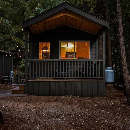 Cave Springs Resort Dunsmuir Exterior photo
